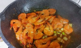油焖大虾的做法视频,色泽诱人，鲜香四溢的烹饪秘籍